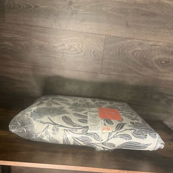 The Company Store Sunbrella Contoured Chair Cushion,Navy Floral, 20” x 20”, NWT! - Picture 13 of 16